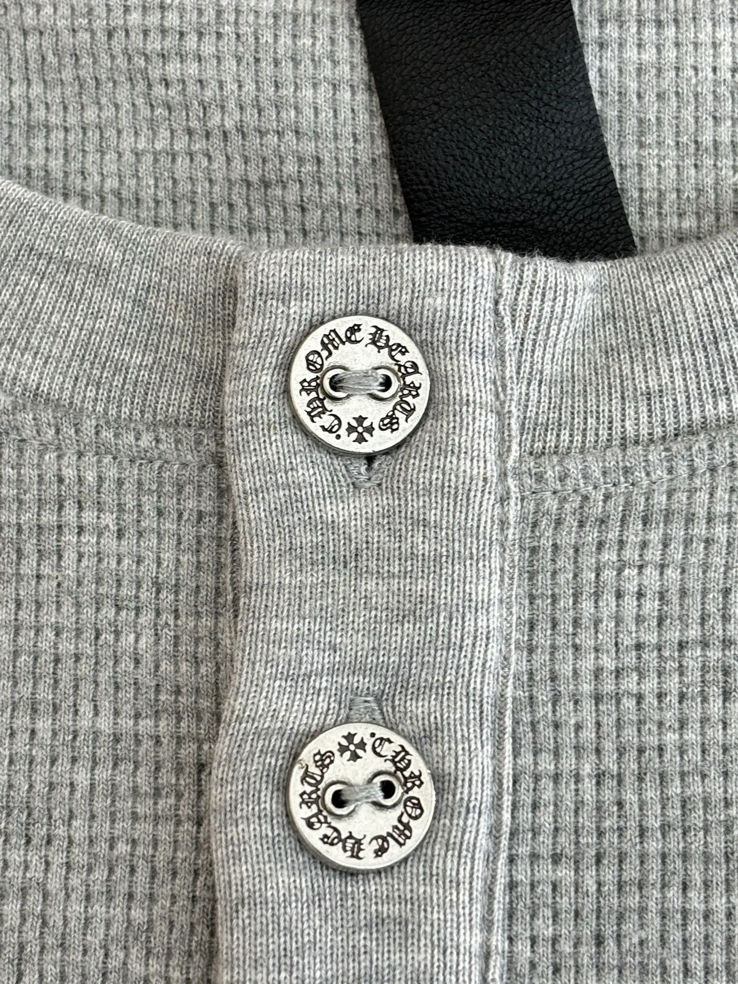 P380 Chrome Heart*/Chrome Heart CH Sanskrit Henry Collar Waffle Sweatshirt. The fabric is made of 350g cotton waffle double-layer material before washing. The embroidery is made of Tajima embroidery machine imported from Japan. The silver buckle is made of antique copper and real silver (the material has reached 300+ quality in the market). The collar leather label is still made of genuine imported lambskin. A lot of effort has been put into the fabric, hardware and craftsmanship. The top quality in the market. The industry benchmark is only owned by a few people. Size: S/M/L